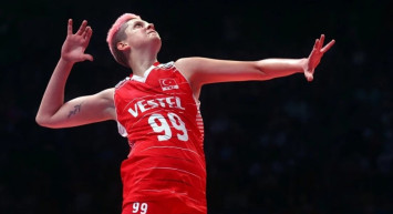 Yıldız voleybolcu Ebrar Karakurt takım arkadaşı Yulia Brovkina'ya taraftar tezahüratı öğretti!