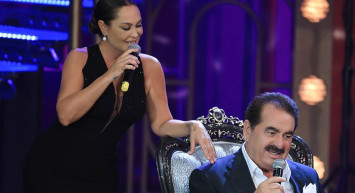 Yıllar Sonra Ayvalık'ta Bir Araya Gelen İbrahim Tatlıses ve Hülya Avşar Birlikte Şarkı Söyledi