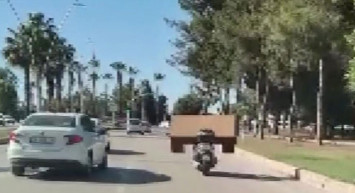 Yine Adana Yine Enteresan Bir Olay: Motosikleti İle Masa Taşıdı