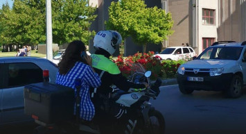 YKS’ye yetişmeye çalışan öğrencilerin yardımına polis koştu