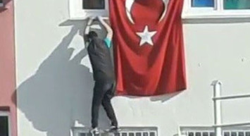 Yozgat’ta Gençler Bayrak Aşkı İçin Kendilerini Tehlikeye Attı