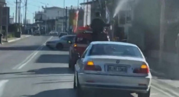 Yunan Papaz Bir Kamyon Kutsal Suyu Yollara Döktü!