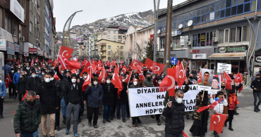 Hakkari'de Gara'da Şehit Düşen 13 Vatandaşımız İçin Yürüyüş Yapıldı