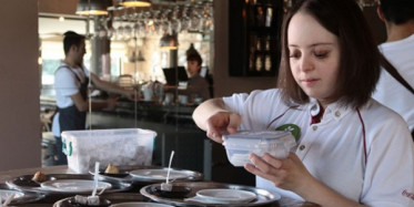 Down Sendromlu Dilaranur Çalışma Azmiyle Yaşamını Değiştirdi