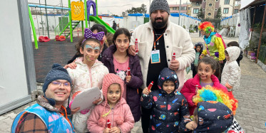 11 kişilik gönüllü ekip "Tebessüm" projesiyle depremzede çocukları yalnız bırakmadı!