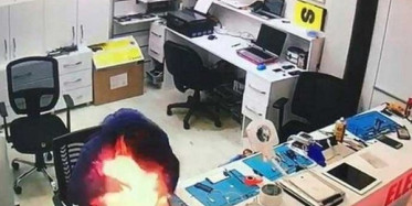 Tamir Etmeye Çalıştığı Telefon Bomba Gibi Patladı