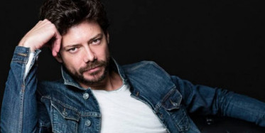 La Casa De Papel Dizisinin Profesörü İzleyicilerine Moral Vermek İçin Şarkı Söyledi