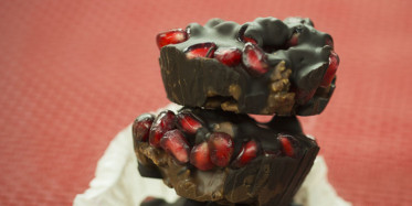 2 Malzemeli Narlı Çikolatalı Tatlı Tarifi