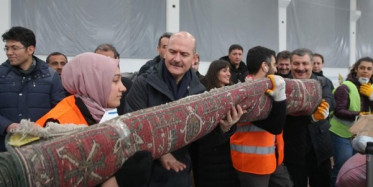 Bakan Soylu ve Koca, Depremzedeler İçin Yardımların Paketlenmesine...