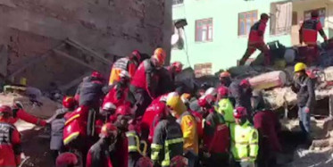 Elazığ Depreminde Enkaz Altındaki Azize 17 Saat Sonra Kurtarıldı