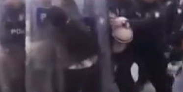 HDP'li Milletvekili Polis Kalkanına Kafa Attı!