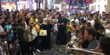 Fransız Müzik Grubundan İstiklal Caddesinde Muhteşem Konser