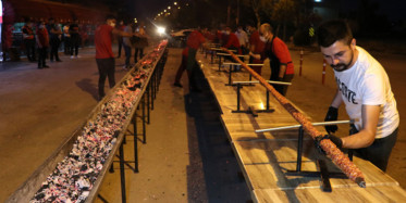 35 Metrelik Kebapla ve Havai Fişekle Restoranların Açılışının Kutladı