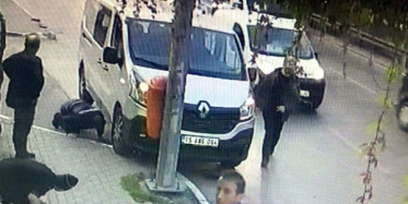 Yayaya Çarptı! Fark Etmedi, Metrelerce Sürükledi