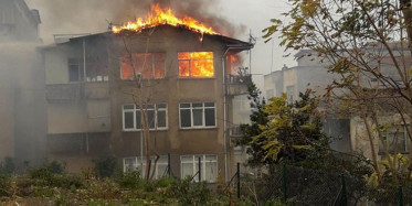 5 Katlı Bina Yandı: 3'ü Çocuk 4 Kişi Kurtarıldı