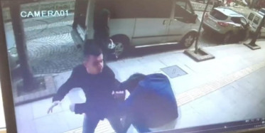 Önce Tokalaştı Sonra Yumrukla Saldırdı