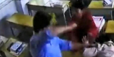 Çin'de Kadın Öğretmene Sınıfta Darp! Defalarca Yumrukladı