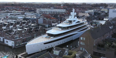 94 Metrelik Yat Hollanda’nın En Dar Kanallarından Geçti