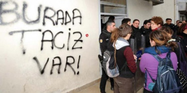 Metroda Adamı Taciz Etti!