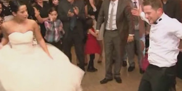 Heyecanlanan Damat Gelin Yerine Nikah Şahidini Öptü!