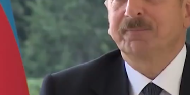 İlham Aliyev Muhabire Ağzının Payını Verdi