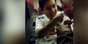 Yaşlı Kadını Elleriyle Besledi!