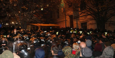 Gürcistan'da Parlamento Binası Kuşatıldı