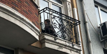 Şişli'de Balkondan Aşağı Sarkan Çocuk Görenleri Korkuttu	