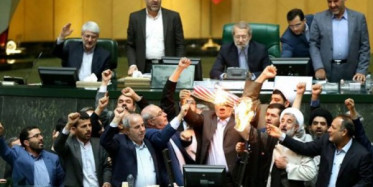 İranlı Vekiller Mecliste ABD Bayrağı Yaktı 