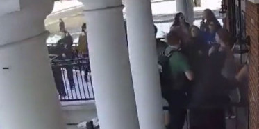 Çatışmadan Kaçan Amerikalı Öğrenciler Camiye Sığındı