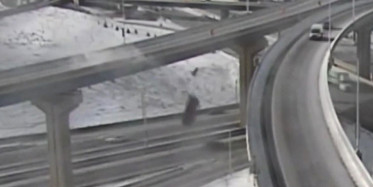 ABD'de Kamyonet 21 Metreden Aşağı Düştü