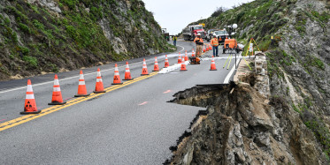 ABD’de şiddetli yağış asfaltı parçaladı!