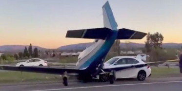 ABD’de Teknik Arıza Yapan Uçak Otoyola İnerken Seyir Halindeki Araca Çarptı!