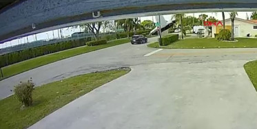 ABD'de Uçak Yolda Giden Arabanın Üstüne Düştü!