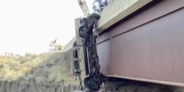 ABD'de Yoldan Çıkan Kamyonet 30 Metre Yükseklikte Asılı Kaldı