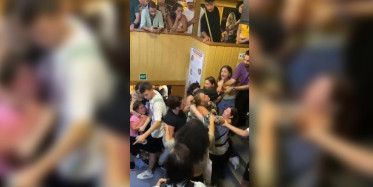 Adalar vapurunda yumruk yumruğa kavga! ikin kadın turist kendilerine hakim olamayıp herkesin içinde birbirine girdi