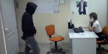 Adam Genç Sekreteri Ofiste Yalnız Yakalayınca Bakın Neler Yaptı