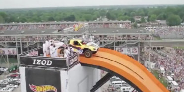 Adam Arabayla Resmen Uçtu!