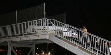 Adana’da Bir Araç Yaya Köprüsünde Sıkıştı