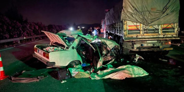 Adana'da Otomobil, Tırın Altında Kaldı