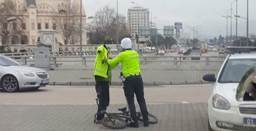 Adana'da Polis, Yeleğini Üşüyen Gence Verdi