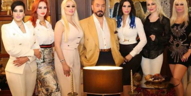 Adnan Oktar: Minik Etekli, Dekolteli Namaz Kılınır