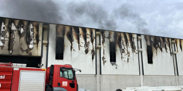 Afyonkarahisar’da geri dönüşüm fabrikası alevlere teslim oldu!