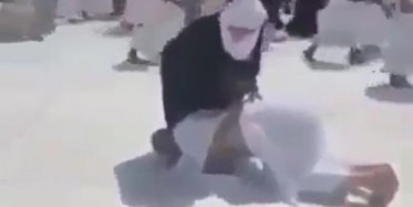 Kabe'de Annesinin Ayaklarını Öpen Evlat Gibi Evlat...