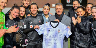 Ahmet Nur Çebi'den Kadın Futboluna Tebrik