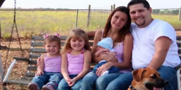 Ailesi İle Çekindikleri Fotoğrafta Gördüklerine İnanamadılar!