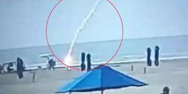 Akıl almaz olay! Plajda yürürken üzerine bir anda yıldırım düştü!