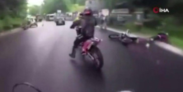 Akılalmaz Kaza! Manevra Yapan Motosiklet Metrelerce Sürüklenerek Ata Çarptı