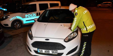 Aksaray'da Kısıtlamaya Uymayan Sürücüler Polisi Görünce Araçlarını Unutup Topukladı!