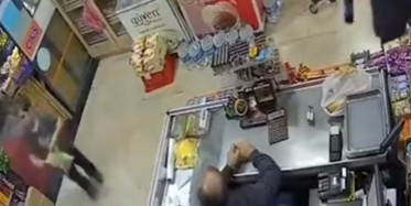 Aldığı atıştırmalığın İsrail malı olduğunu öğrenince koşa koşa geri vermeye geldi: Müslüm abi, bu İsrail malıymış!